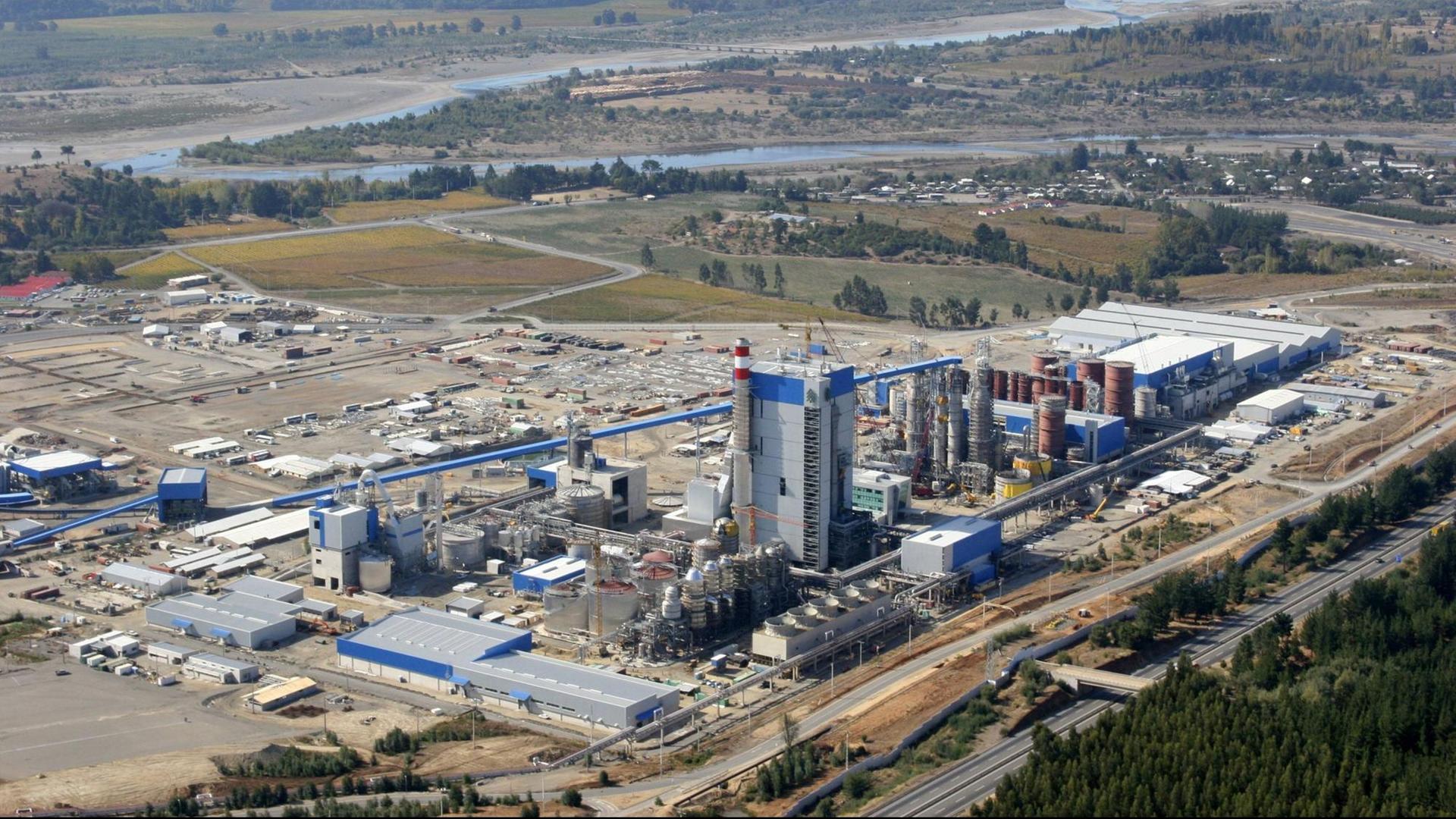 Aufnahme von oben von einer Zellulose-Fabrik von Celulosa Arauco y Constitución, dem zweitgrößte Zellulose-Produzent der Welt. Aufnahme von oben von einer Zellulose-Fabrik von Celulosa Arauco y Constitución, dem zweitgrößte Zellulose-Produzent der Welt.