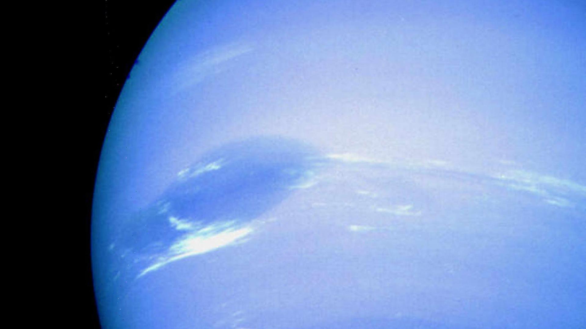 Das von der NASA-Raumsonde Voyager 2 am 21.8.2001 gemachte Foto zeigt den Planeten Neptun. Deutlich zu sehen sind in der Atmosphäre aus (farblosem) Wasserstoff und Helium sowie kleinen Mengen (blauem) Methan, die hellen Flecken. Das von der NASA-Raumsonde Voyager 2 am 21.8.2001 gemachte Foto zeigt den Planeten Neptun. Deutlich zu sehen sind in der Atmosphäre aus (farblosem) Wasserstoff und Helium sowie kleinen Mengen (blauem) Methan, die hellen Flecken.