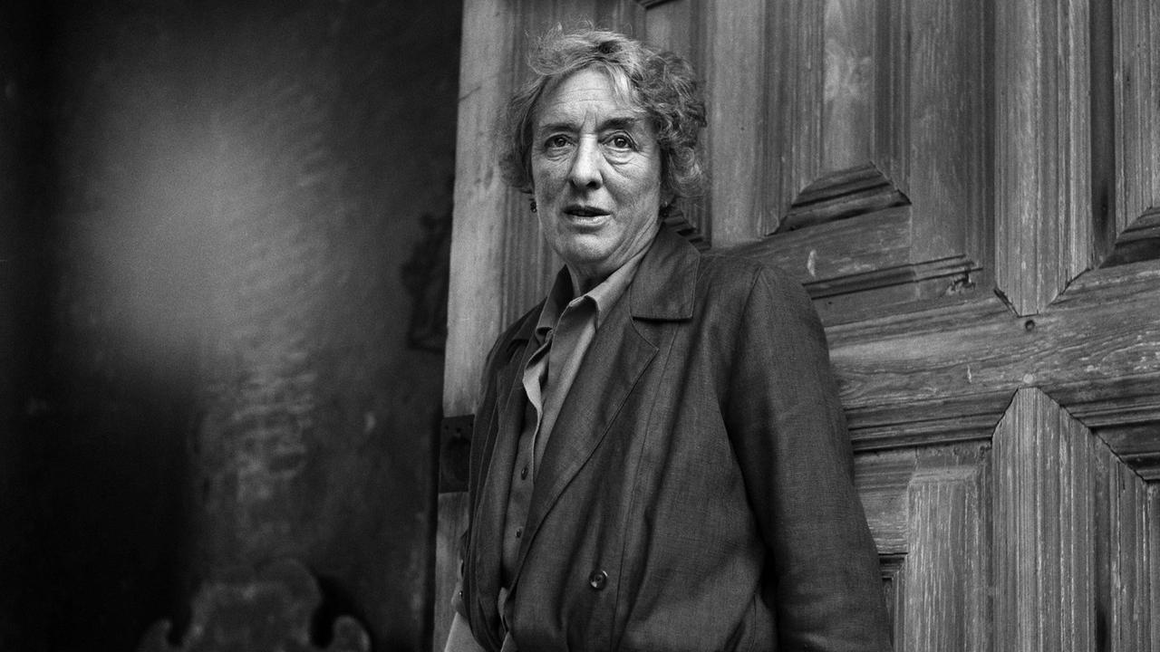 Die englische Autorin, Dichterin und Gartenarchitektin Vita Sackville-West im Jahr 1960. Die englische Autorin, Dichterin und Gartenarchitektin Vita Sackville-West im Jahr 1960.