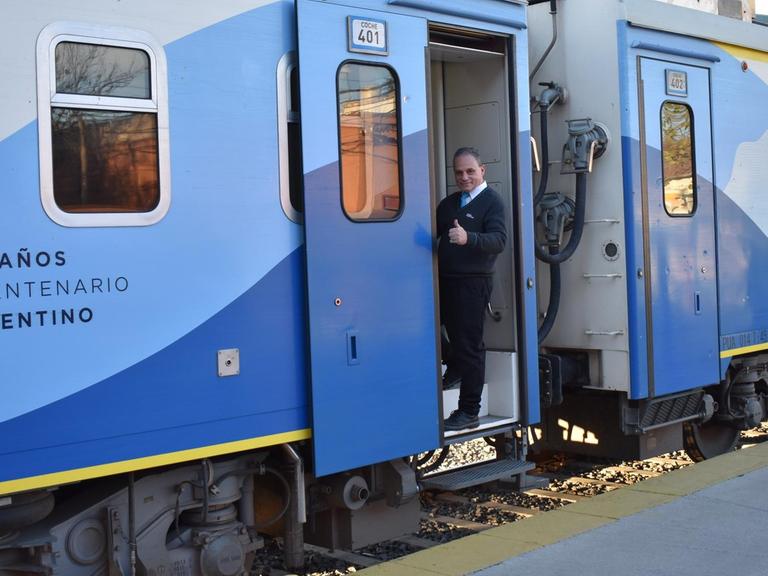 Ein argentinischer Zug mit einem winkenden Schaffner