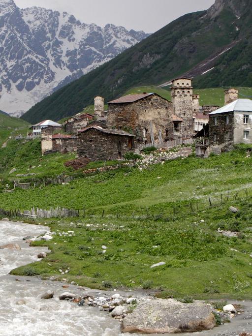 Aufgenommen am 12.06.2010. Uschguli ist eine Gemeinschaft von vier Dörfern am oberen Ende der Enguri-Schlucht. Die Dörfer von Uschguli sind bekannt für ihre Wehrtürme und nach ihrer Nominierung 1993 seit 1996 Teil des UNESCO-Welterbes.