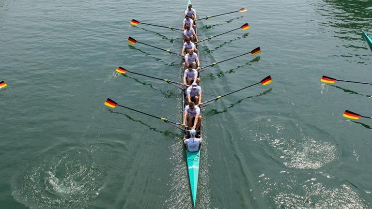Bei der Vorstellung des neuen Deutschland-Achters fahren die Ruderer des Deutschland-Zweier (l-r) ohne Steuermann, der Deutschland -Achter und der Deutschland Vierer ohne Steuermann über den Dortmund-Ems Kanal Bei der Vorstellung des neuen Deutschland-Achters fahren die Ruderer des Deutschland-Zweier (l-r) ohne Steuermann, der Deutschland -Achter und der Deutschland Vierer ohne Steuermann über den Dortmund-Ems Kanal