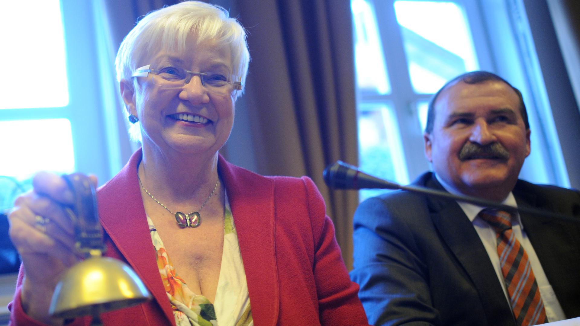 Die Vorsitzende der CSU-Landesgruppe, Gerda Hasselfeldt läutet eine Glocke, neben ihr sitzt der Parlamentarische Geschäftsführer der CSU-Landesgruppe, Max Straubinger. Die Vorsitzende der CSU-Landesgruppe, Gerda Hasselfeldt läutet eine Glocke, neben ihr sitzt der Parlamentarische Geschäftsführer der CSU-Landesgruppe, Max Straubinger.