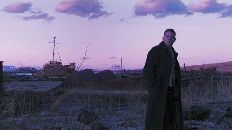 Der Schauspieler Ethan Hawke steht in dieser Szene aus Paul Schraders Film "First Reformed" vor einer kargen Landschaft