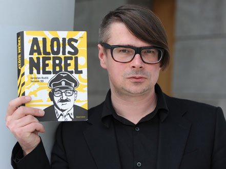 Der tschechische Schriftsteller Jaroslav Rudis posiert am Donnerstag (15.03.2012) in Leipzig auf der Leipziger Buchmesse mit seinem Buch "Alois Nebel" aus dem Luchterhand Literaturverlag. Der tschechische Schriftsteller Jaroslav Rudis posiert am Donnerstag (15.03.2012) in Leipzig auf der Leipziger Buchmesse mit seinem Buch "Alois Nebel" aus dem Luchterhand Literaturverlag.