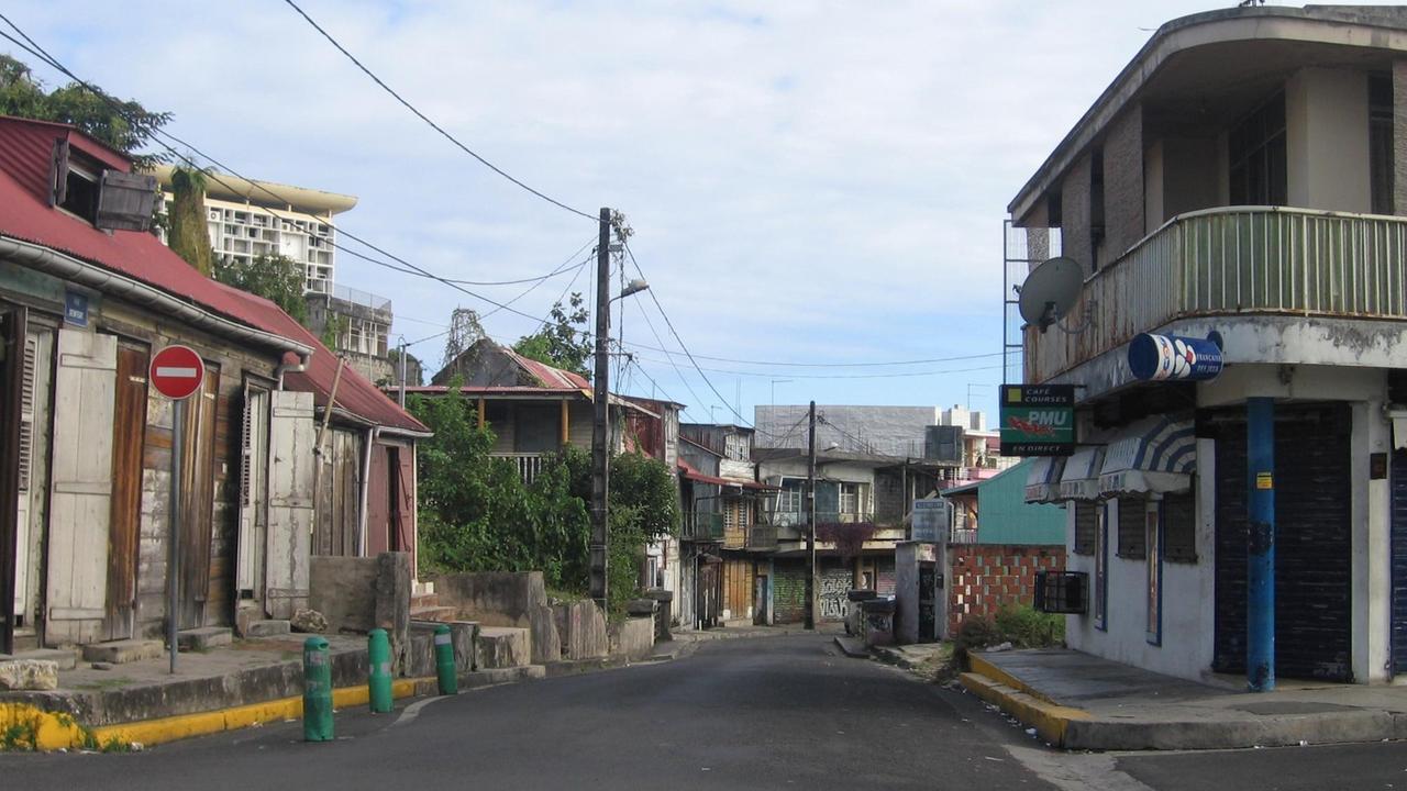 Straße in der Hafenstadt Pointe-a-Pitre auf der Karibikinsel Guadeloupe.  