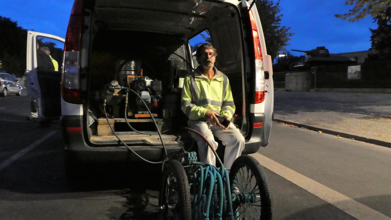 Peter Schubert und seine Farbspritzmaschine Marke Eigenbau Peter Schubert und seine Farbspritzmaschine Marke Eigenbau