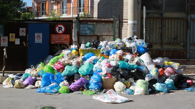 In Griechenlands Hauptstadt Athen (hier: Stadtteil Egaleo) türmt sich derzeit bergeweise der Müll, die Müllabfuhr streikt seit zwei Wochen. Laut Gesundheitsministerium eine tickende Zeitbombe. Wegen der Gefahr eines Seuchenausbruchs hat die griechische Regierung die streikenden Müllarbeiter zum Dienst verpflichtet.