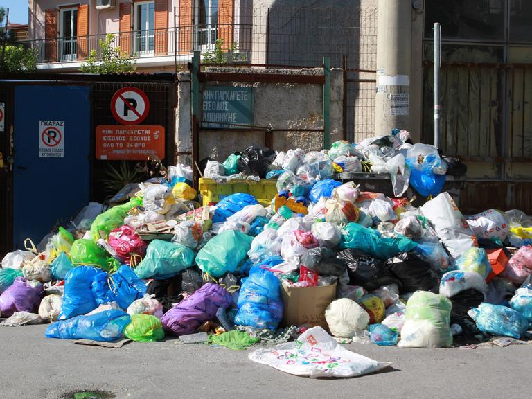 In Griechenlands Hauptstadt Athen (hier: Stadtteil Egaleo) türmt sich derzeit bergeweise der Müll, die Müllabfuhr streikt seit zwei Wochen. Laut Gesundheitsministerium eine tickende Zeitbombe. Wegen der Gefahr eines Seuchenausbruchs hat die griechische Regierung die streikenden Müllarbeiter zum Dienst verpflichtet.