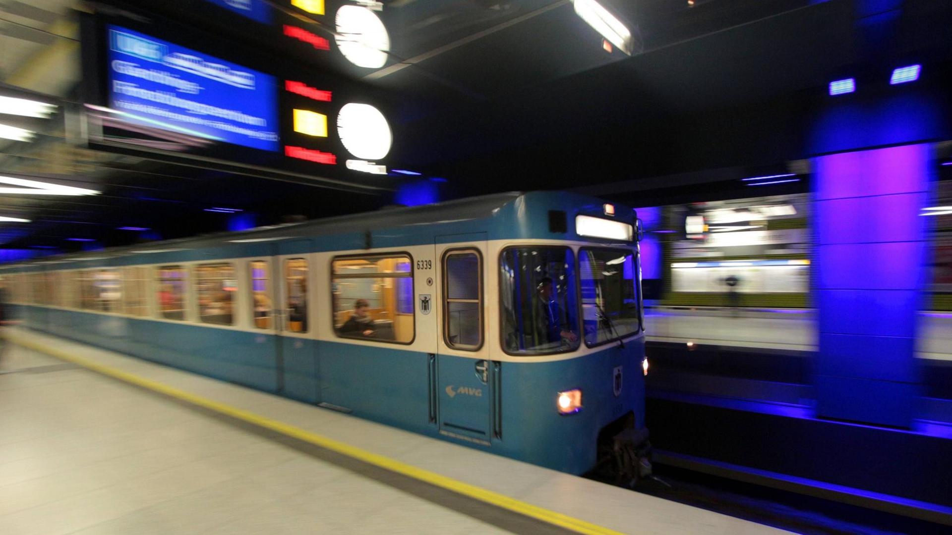 U-Bahn der MVG Münchner Verkehrsgesellschaft bei der Einfahrt in den Haltepunkt Münchner Freiheit in München Schwabing, Bayern. U-Bahn der MVG Münchner Verkehrsgesellschaft bei der Einfahrt in den Haltepunkt Münchner Freiheit in München Schwabing, Bayern.