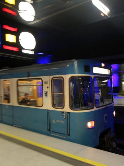 U-Bahn der MVG Münchner Verkehrsgesellschaft bei der Einfahrt in den Haltepunkt Münchner Freiheit in München Schwabing, Bayern.