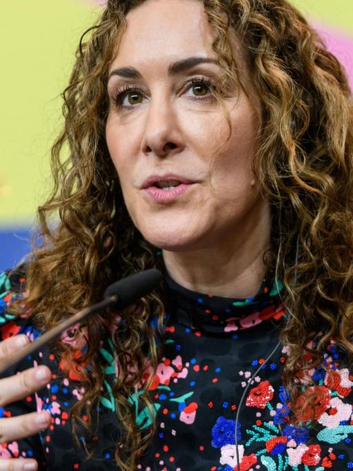 Joanna Rakoff spricht bei der Pressekonferenz zum Film "My Salinger Year" bei den 70. Internationalen Filmfestspiele Berlin