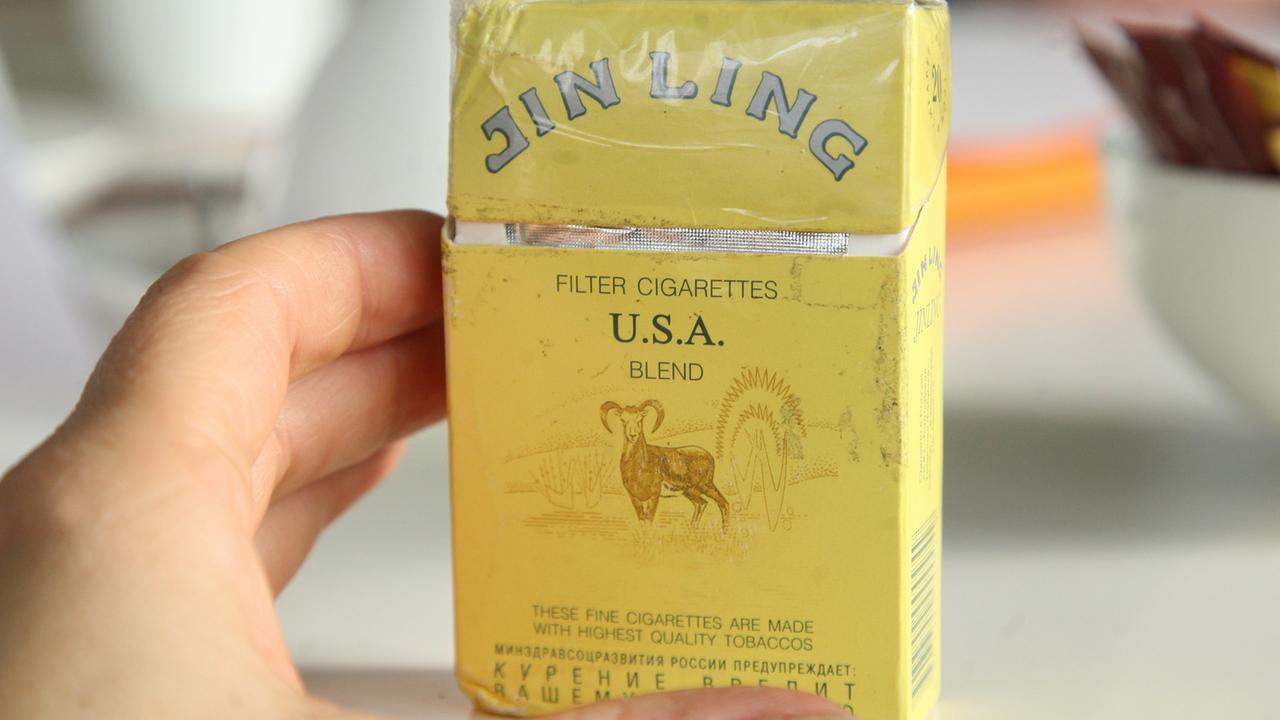 Ein Päckchen illegal produzierter und geschmuggelter Zigaretten der Marke Jin Ling Ein Päckchen illegal produzierter und geschmuggelter Zigaretten der Marke Jin Ling