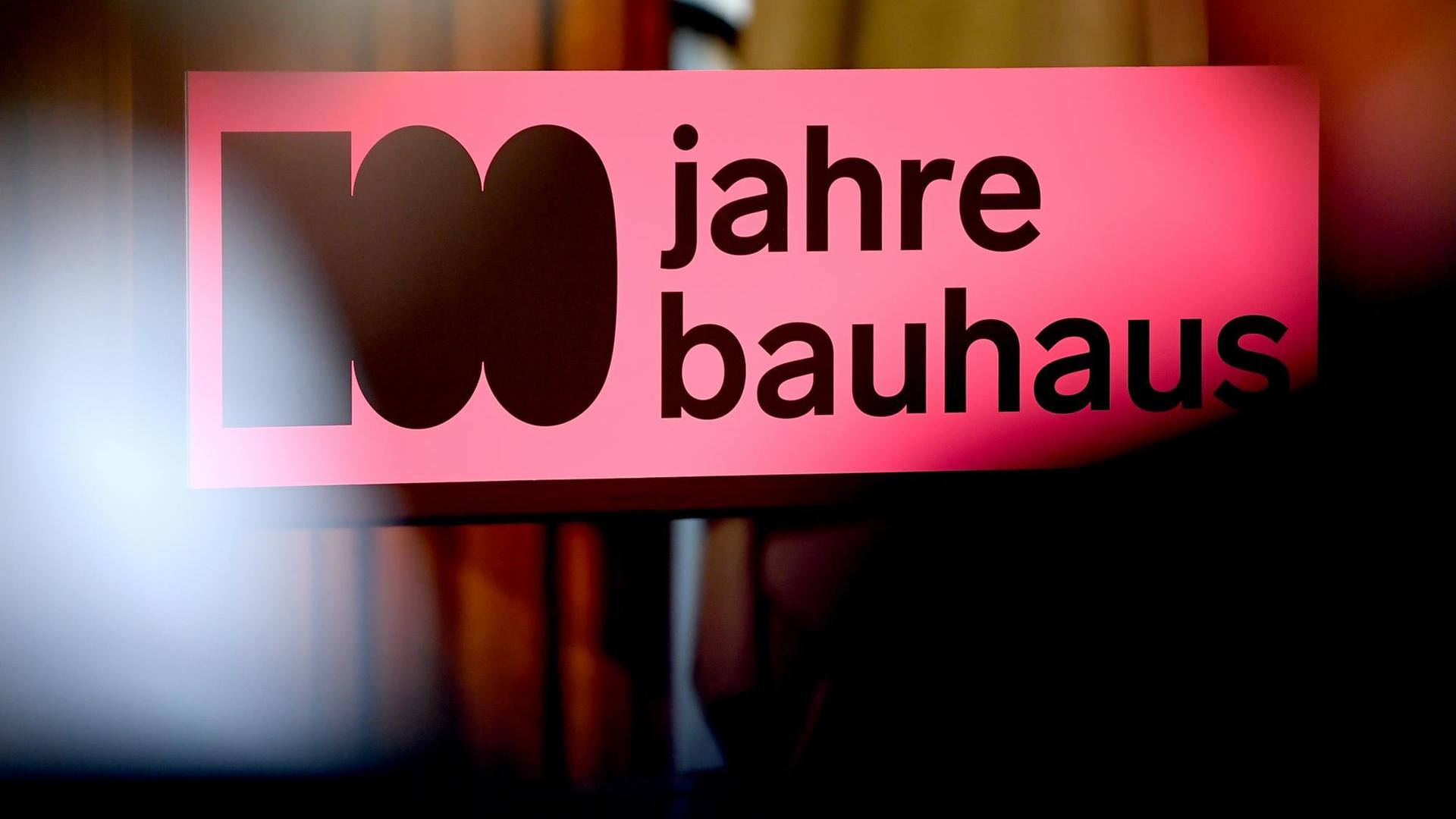 Der Schriftzug "100 jahre bauhaus" bei einer Pressekonferenz zum Bauhaus-Jubiläum. 2019 findet das 100-jährige Gründungsjubiläum des Bauhauses statt.