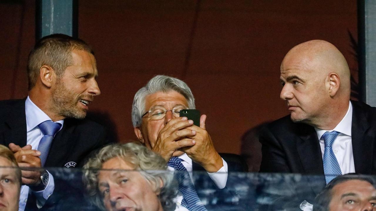 UEFA-Präsident Aleksander Ceferin und FIFA-Präsident Gianni Infantino sitzen auf einer Stadiontribüne UEFA-Präsident Aleksander Ceferin und FIFA-Präsident Gianni Infantino sitzen auf einer Stadiontribüne