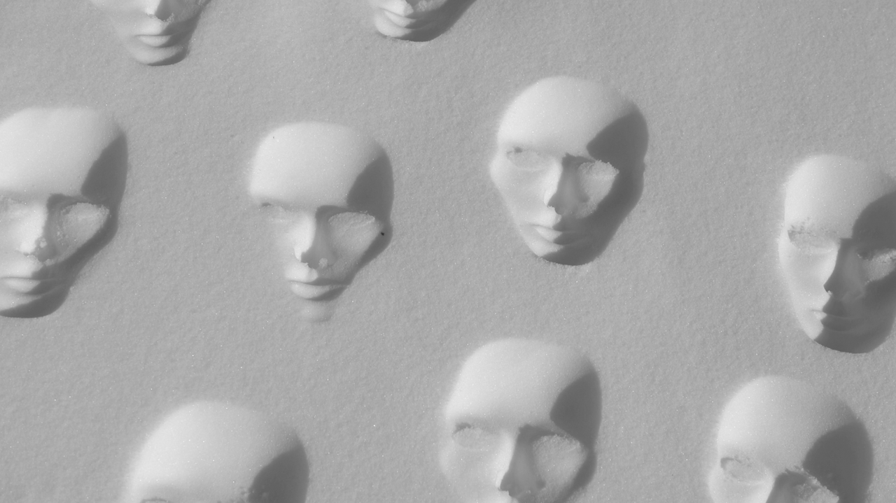 Masken in weißem Sand oder Schnee Masken in weißem Sand oder Schnee