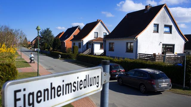 Modernisierte Doppelhaushelften in Mecklenburg-Vorpommern mit Straßenschild "Eigenheimsiedlung"
