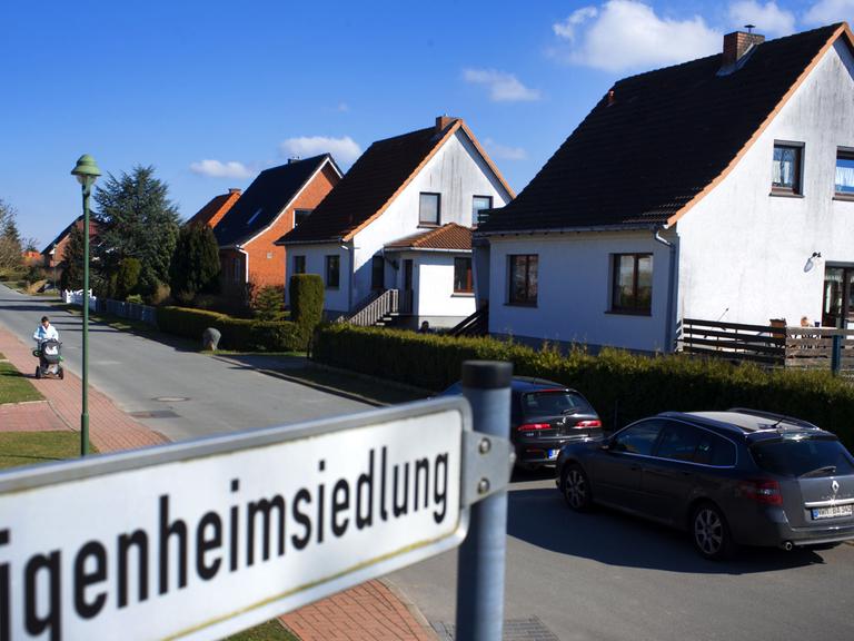 Modernisierte DDR-Einfamilien-Typenhäuser EW 58 sind am 27.03.2014 in Leezen (Mecklenburg-Vorpommern) in einer Eigenheimsiedlung zu sehen. Stadtplaner und Künstler Ton Matton aus Rotterdam (Niederlande) baut das Typen-Einfamilienhaus der DDR in Almere (Niederlande) im Rahmen eines Wettbewerbes mit Originalteilen wieder auf.