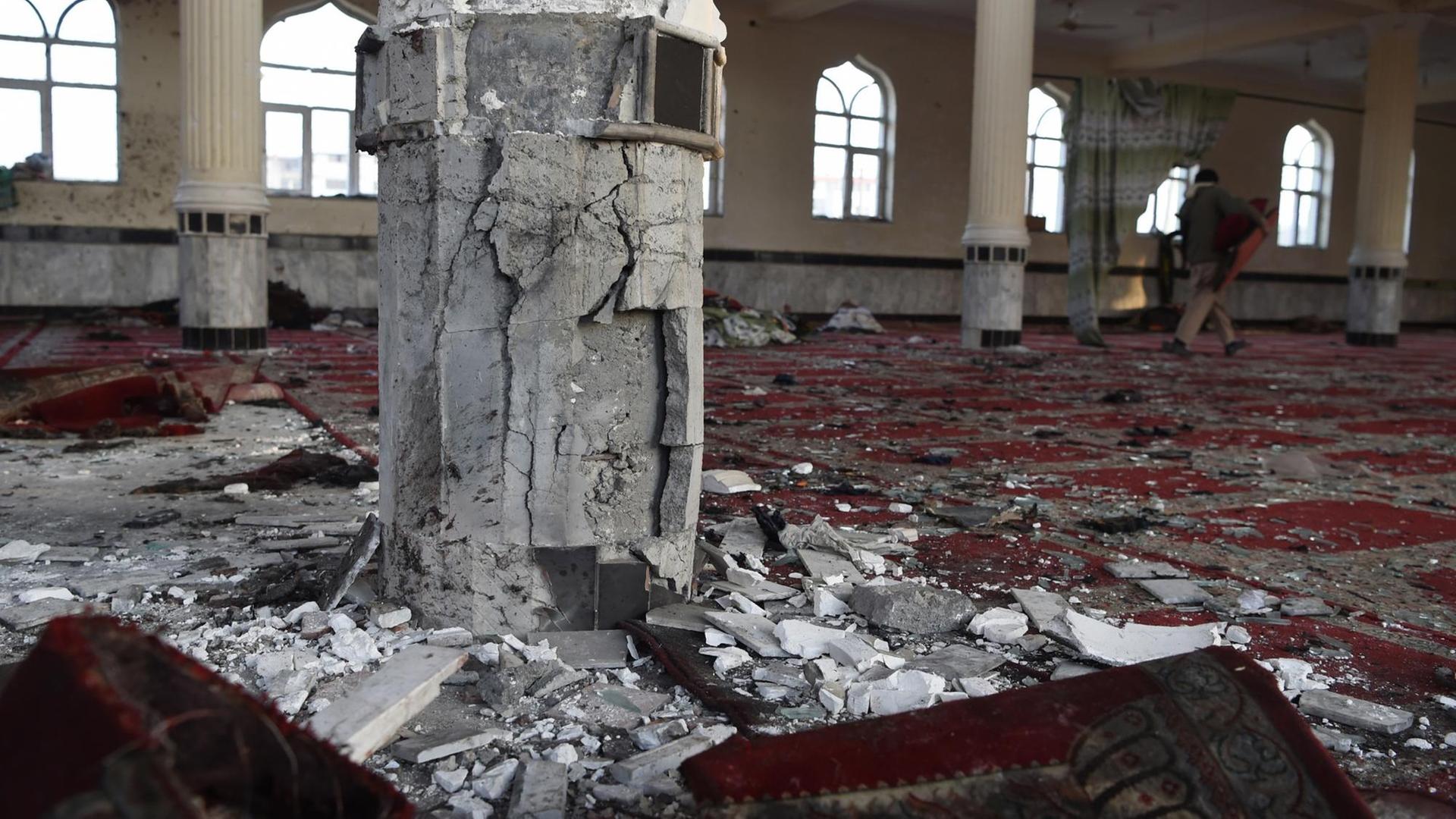 Nach dem Selbstmordanschlag auf eine schiitische Moschee in Kabul sind die Zerstörungen in dem Gebäude zu sehen. Nach dem Selbstmordanschlag auf eine schiitische Moschee in Kabul sind die Zerstörungen in dem Gebäude zu sehen.