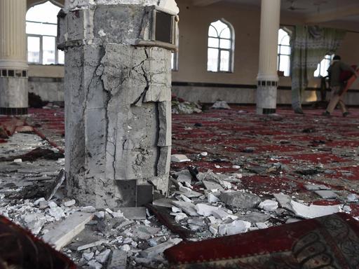Nach dem Selbstmordanschlag auf eine schiitische Moschee in Kabul sind die Zerstörungen in dem Gebäude zu sehen.