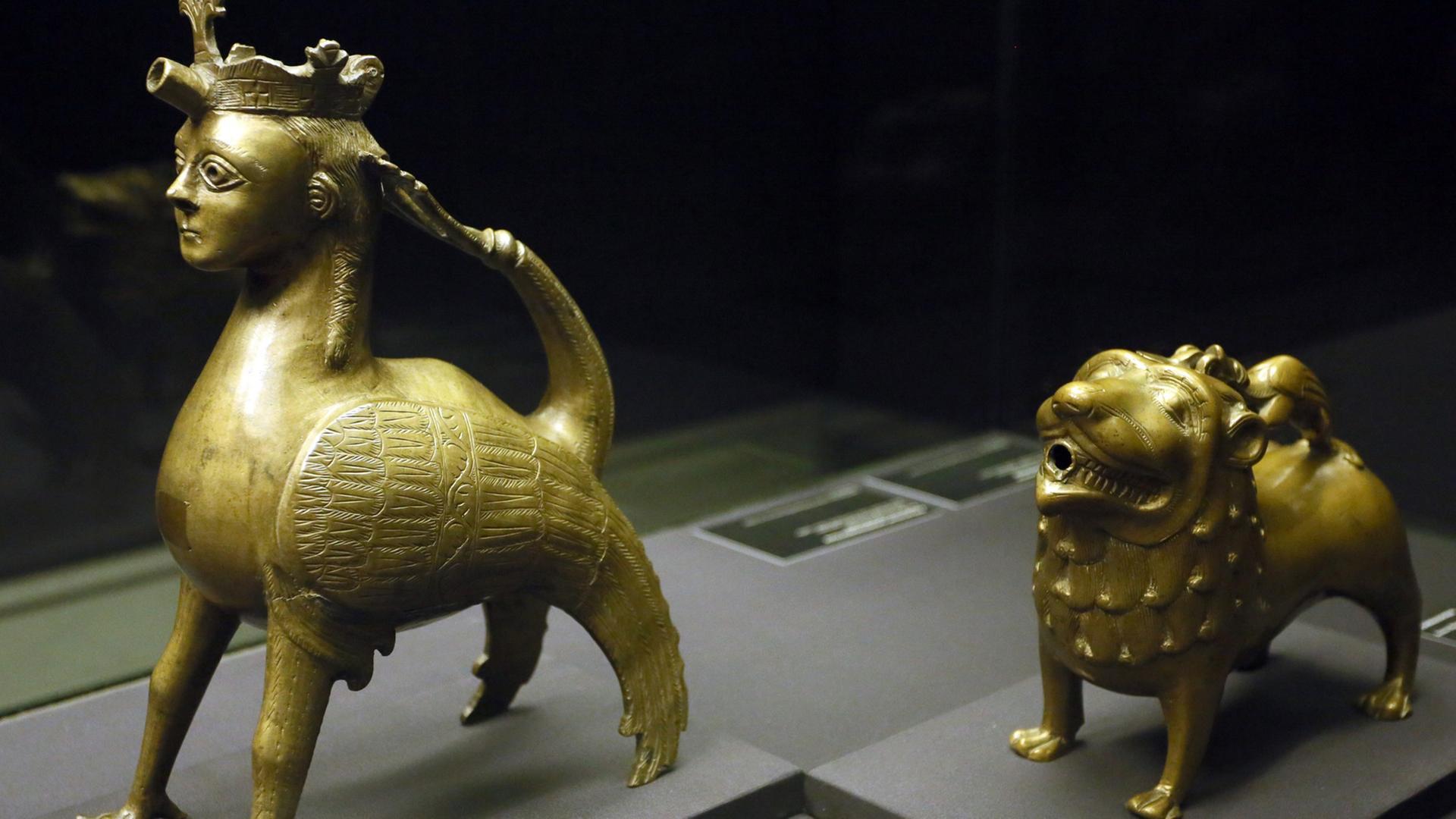 Ein Sirenen-Aquamanile (um 1230) und ein Löwen-Aquamanile im Bode-Museum in Berlin Ein Sirenen-Aquamanile (um 1230) und ein Löwen-Aquamanile im Bode-Museum in Berlin