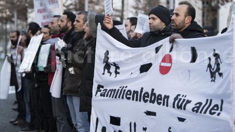 Flüchtlinge protestieren vor dem Deutschen Bundestag gegen die Aussetzung des Familiennachzugs für Flüchtlinge mit subsidiärem Schutz (2018).