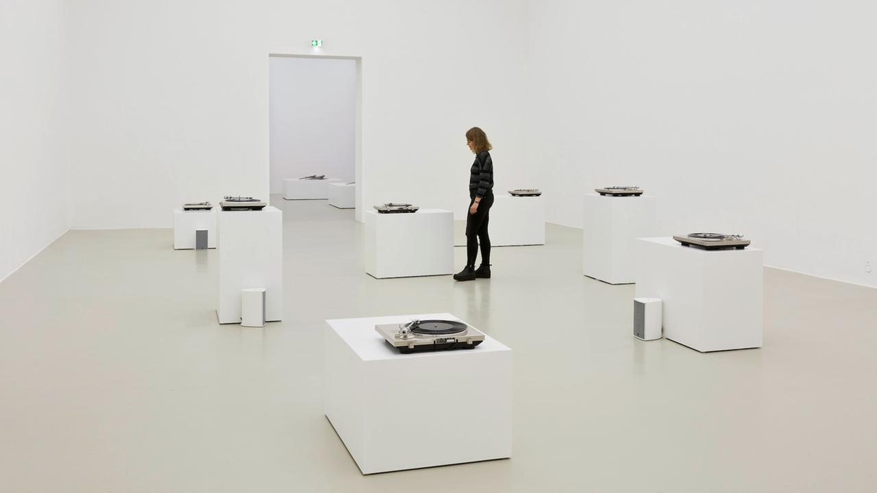 Susan Philipsz "Seven Tears", 2016 (Courtesy Galerie Isabella Bortolozzi, Berlin, und Tanya Bonakdar Gallery, New York) - Ausstellungsansicht im Kunstverein Hannover Susan Philipsz "Seven Tears", 2016 (Courtesy Galerie Isabella Bortolozzi, Berlin, und Tanya Bonakdar Gallery, New York) - Ausstellungsansicht im Kunstverein Hannover
