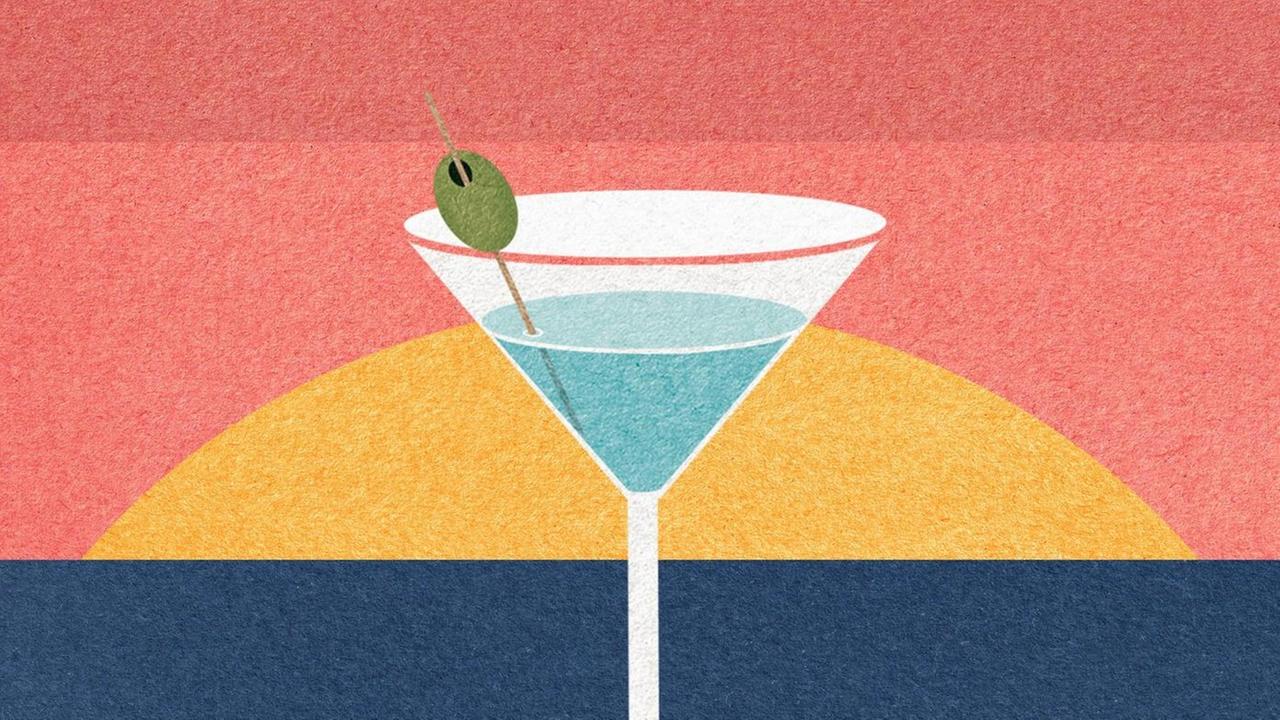 Cocktail auf einem Tisch vor Sonnenuntergang am Meer