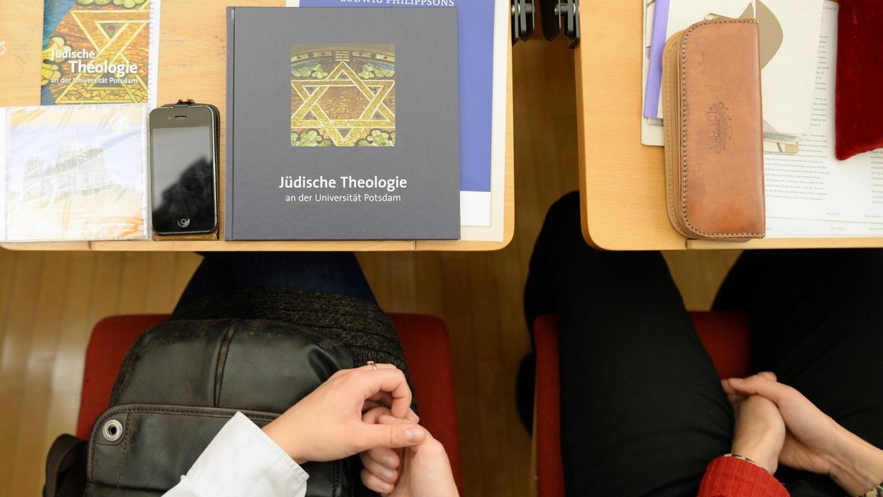 Universität Potsdam (Brandenburg): Universitätsstudiengang für Jüdische Theologie. Studenten bei einer Veranstaltung im Audimax der Universität. Der Bachelorstudiengang an der neuen School of Jewish Theology ist europaweit einzigartig. Das Studium in Potsdam steht auch Nichtjuden als reines Theologiestudium offen. Universität Potsdam (Brandenburg): Universitätsstudiengang für Jüdische Theologie. Studenten bei einer Veranstaltung im Audimax der Universität. Der Bachelorstudiengang an der neuen School of Jewish Theology ist europaweit einzigartig. Das Studium in Potsdam steht auch Nichtjuden als reines Theologiestudium offen.