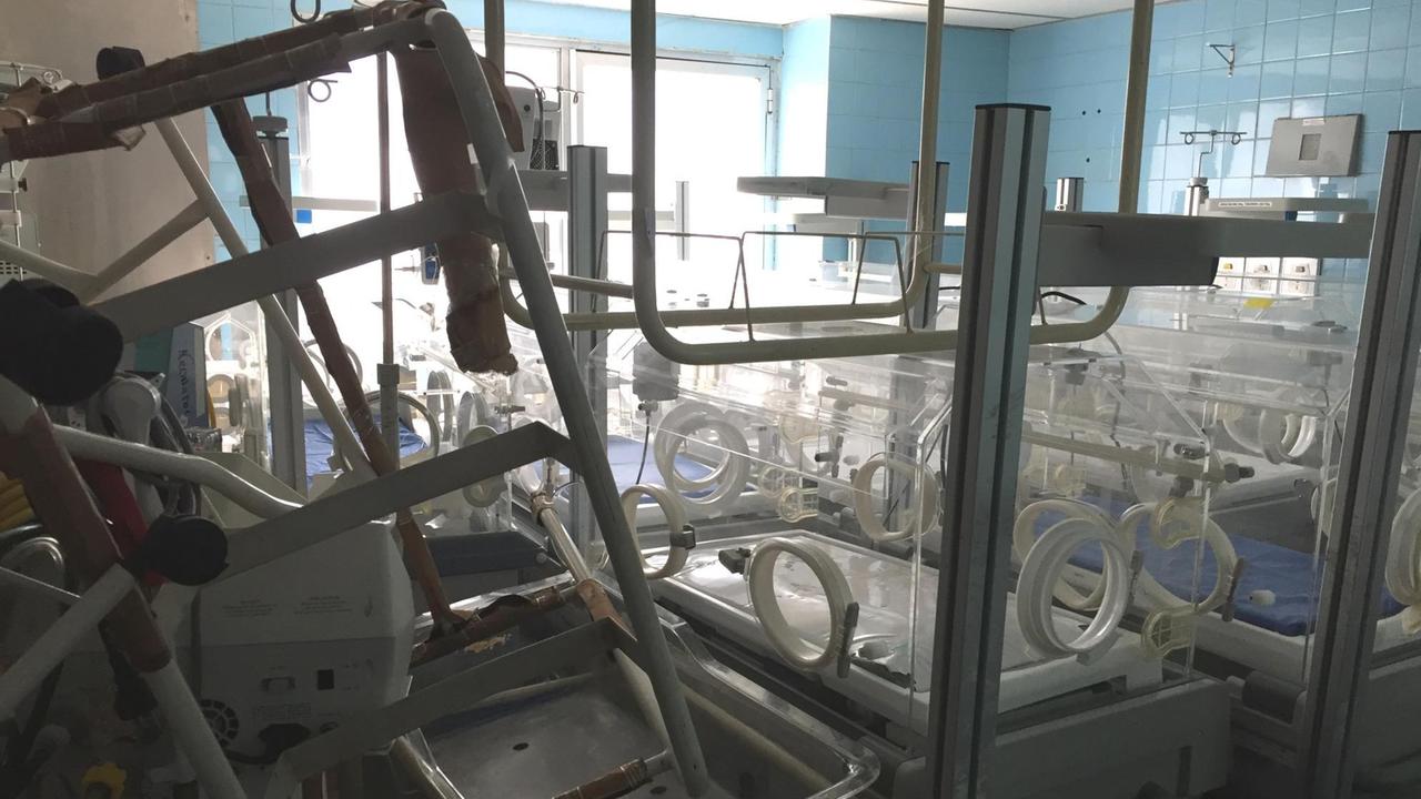 In einem Krankenhausraum stapeln sich die ungenutzten Betten und Brutkästen. In einem Krankenhausraum stapeln sich die ungenutzten Betten und Brutkästen.