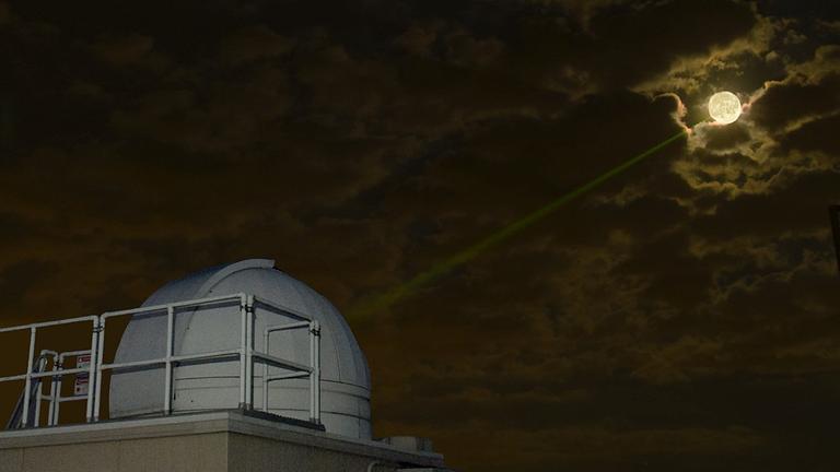 Mit Hilfe des Lunar Laser Ranging lässt sich die Entfernung des Mondes sehr genau vermessen und ihre Veränderung verfolgen Mit Hilfe des Lunar Laser Ranging lässt sich die Entfernung des Mondes sehr genau vermessen und ihre Veränderung verfolgen