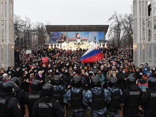 Demonstranten stehen auf einer Demonstration gegen die Festnahme von Alexei Nawalny der Polizei gegenüber.