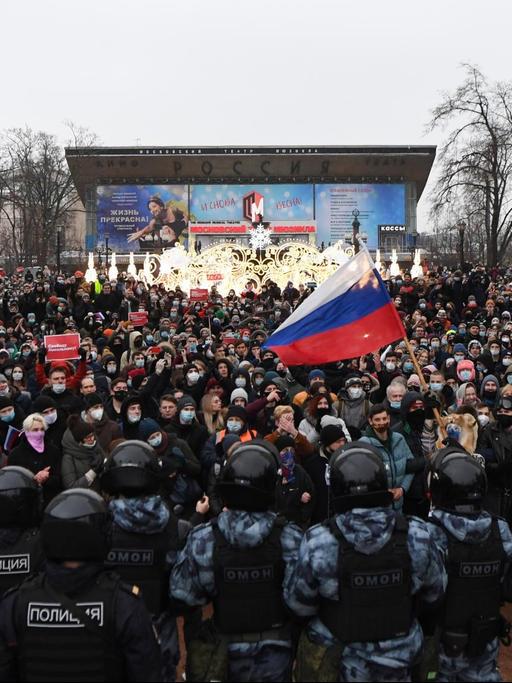 Demonstranten stehen auf einer Demonstration gegen die Festnahme von Alexei Nawalny der Polizei gegenüber.