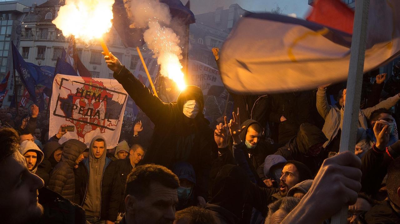 Menschenmenge während ein er Demonstration der Serbischen Radikalen Partei in Belgrad 2016 gegen die Nato. Menschenmenge während ein er Demonstration der Serbischen Radikalen Partei in Belgrad 2016 gegen die Nato.