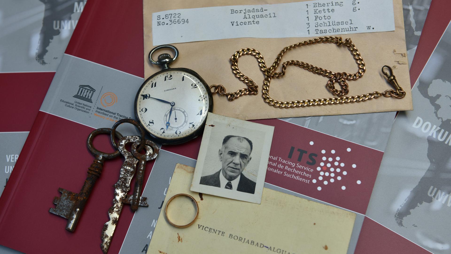 Die Effekten des Spaniers Vicente Borjadad-Alquacil liegen beim Internationalen Suchdienst in Bad Arolsen. Er war Lagerinsasse im Konzentrationslager Neuengamme. Millionen Dokumente und Gegenstände aus den Konzentrationslagern der Nazis lagern beim ITS. Die ersten 50.000 sind nun online abrufbar - damit wird die Suche für Angehörige von Nazi-Opfern erleichtert. Die Effekten des Spaniers Vicente Borjadad-Alquacil liegen beim Internationalen Suchdienst in Bad Arolsen. Er war Lagerinsasse im Konzentrationslager Neuengamme. Millionen Dokumente und Gegenstände aus den Konzentrationslagern der Nazis lagern beim ITS. Die ersten 50.000 sind nun online abrufbar - damit wird die Suche für Angehörige von Nazi-Opfern erleichtert.