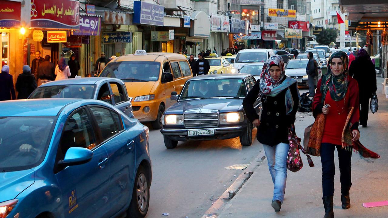 Palästinenserinnen gehen durch Ramallah.