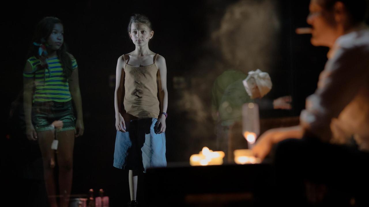 Szene aus dem Theaterstück "Before the Sky Falls" am Schauspielhaus Zürich Szene aus dem Theaterstück "Before the Sky Falls" am Schauspielhaus Zürich