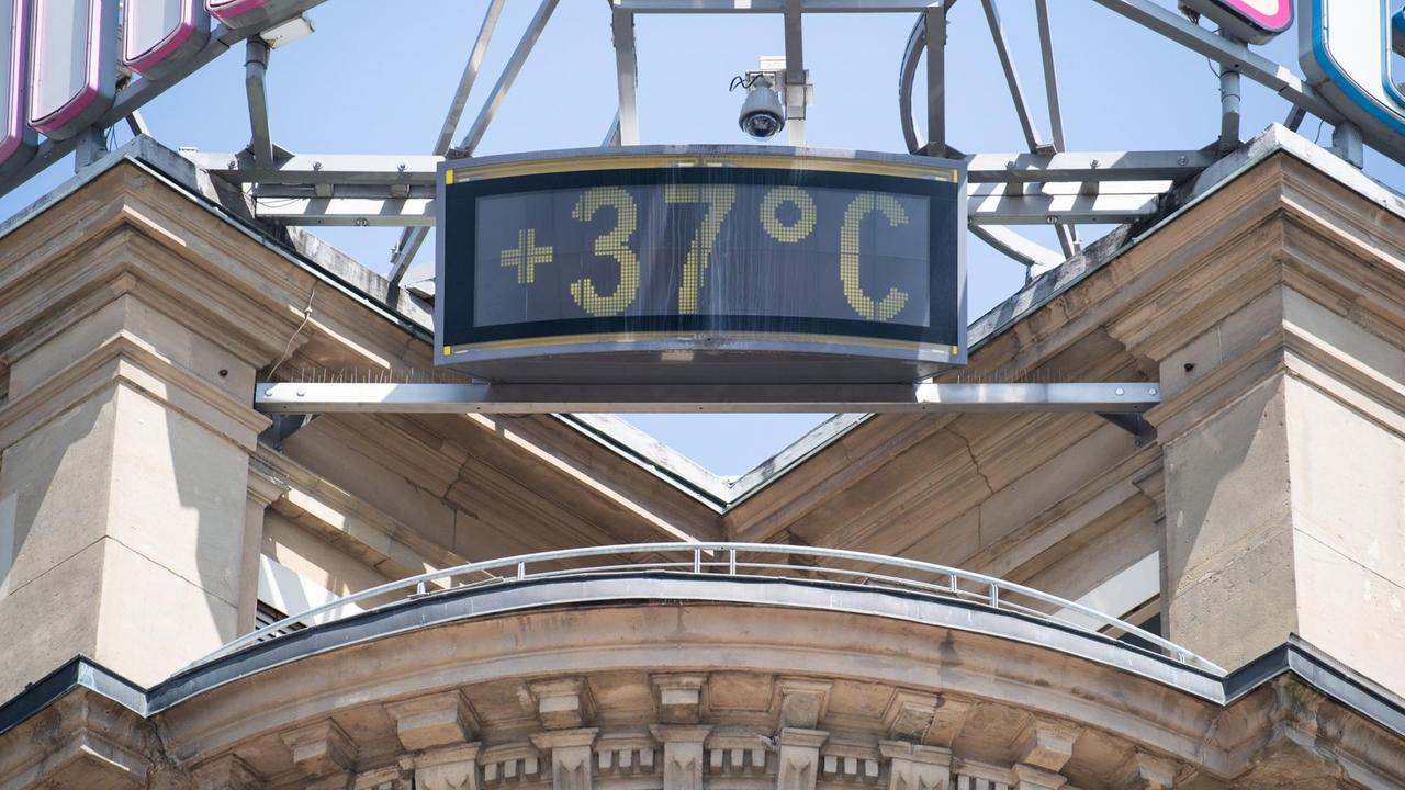 26.06.2019: Ein Display an einem Gebäude am Stuttgarter Schloßplatz zeigt 37 Grad Celsius an.