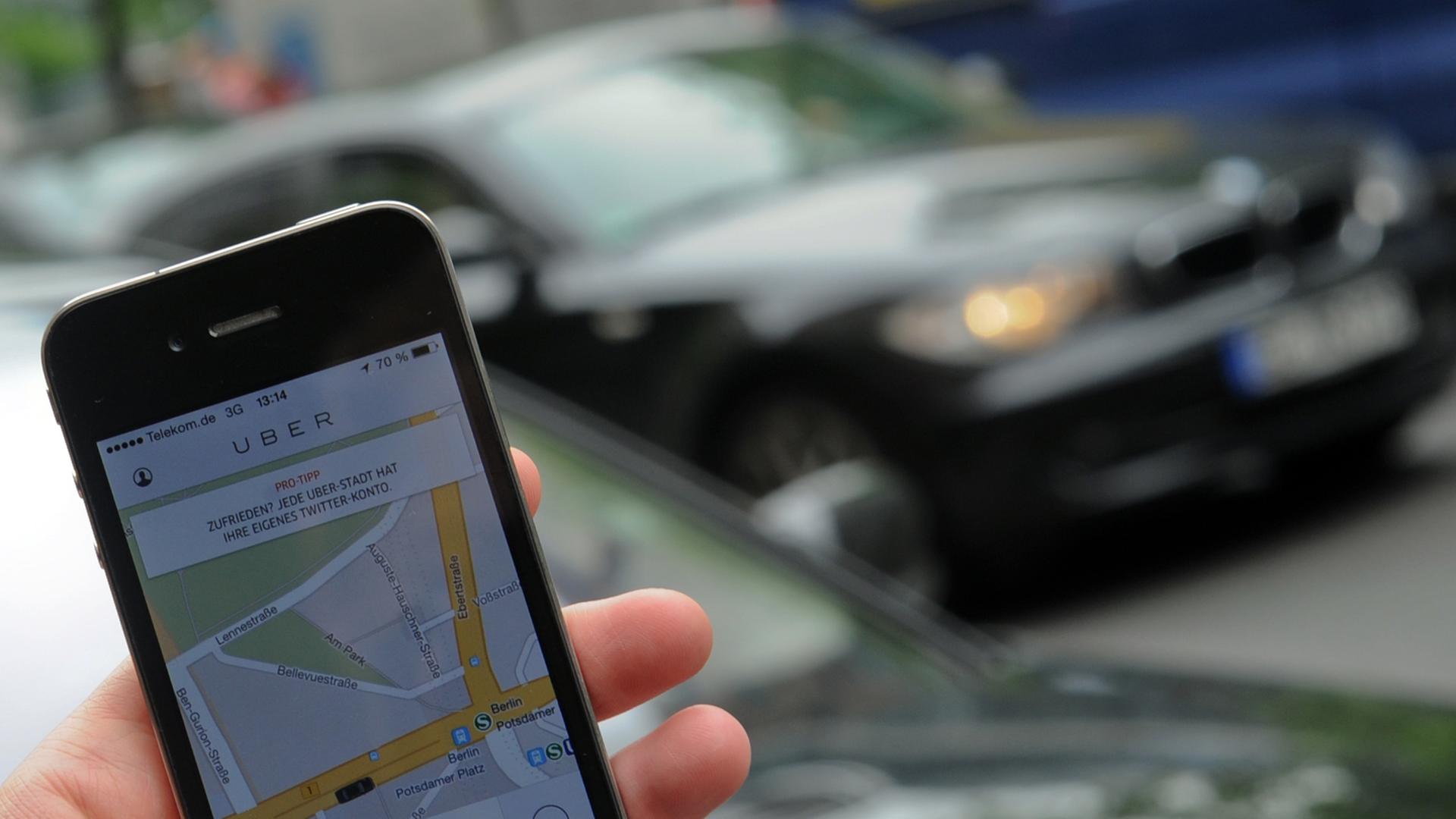 Auf einem Smartphone ist in Berlin die App des Fahrdienstvermittler «Uber» zu sehen. Auf einem Smartphone ist in Berlin die App des Fahrdienstvermittler «Uber» zu sehen.