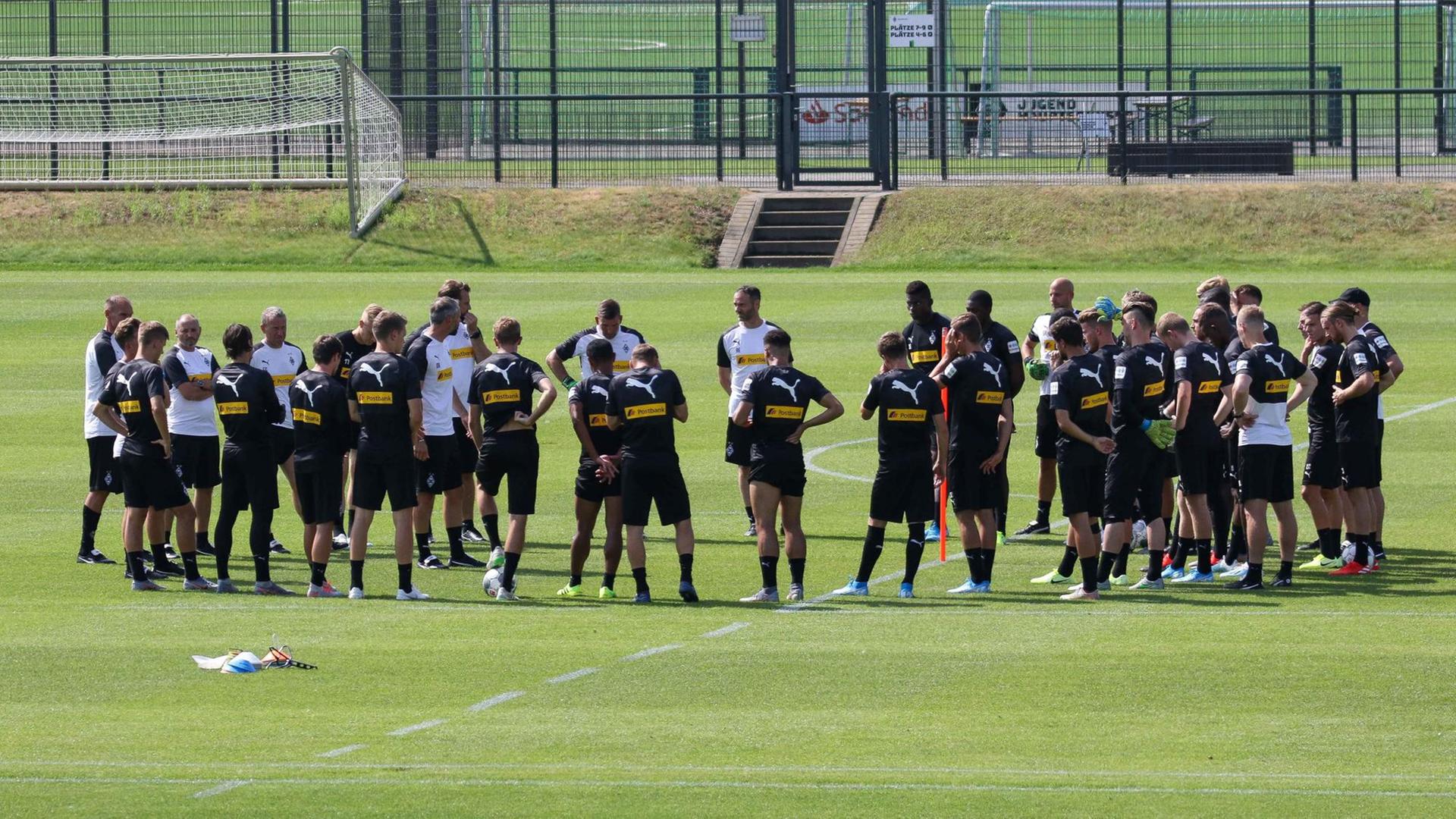 Fußballlehrer Marco Rose leitet das Training bei Borussia Mönchengladbach Fußballlehrer Marco Rose leitet das Training bei Borussia Mönchengladbach