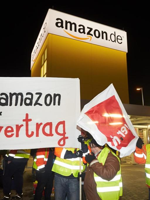 Streikposten stehen am 31.03.2015 vor dem Tor des Versandzentrums von Amazon in Koblenz (Rheinland-Pfalz). Die Gewerkschaft Ver.di will Amazon zur Aufnahme von Tarifverhandlungen bewegen, zu den besseren Bedingungen des Einzel- und Versandhandels.