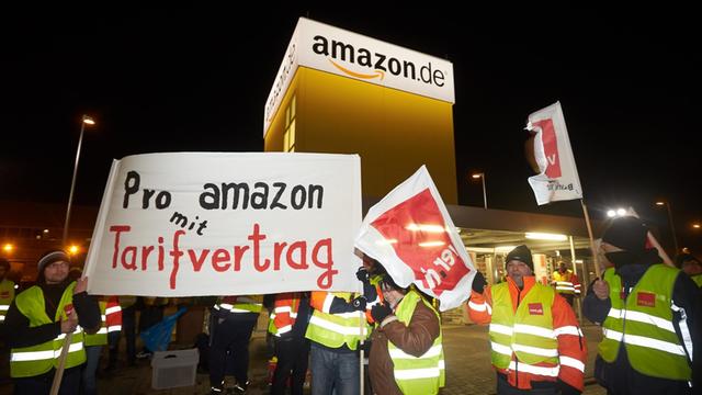 Streikposten stehen am 31.03.2015 vor dem Tor des Versandzentrums von Amazon in Koblenz (Rheinland-Pfalz). Die Gewerkschaft Ver.di will Amazon zur Aufnahme von Tarifverhandlungen bewegen, zu den besseren Bedingungen des Einzel- und Versandhandels.