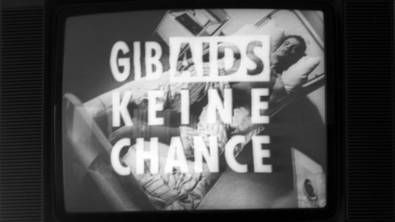 Eine schwarz-weiß Aufnahme von einem TV-Gerät mit der Kampagne "Gib Aids keine Chance" der Bundesregierung im Familienministerium in Bonn 1987. Eine schwarz-weiß Aufnahme von einem TV-Gerät mit der Kampagne "Gib Aids keine Chance" der Bundesregierung im Familienministerium in Bonn 1987.