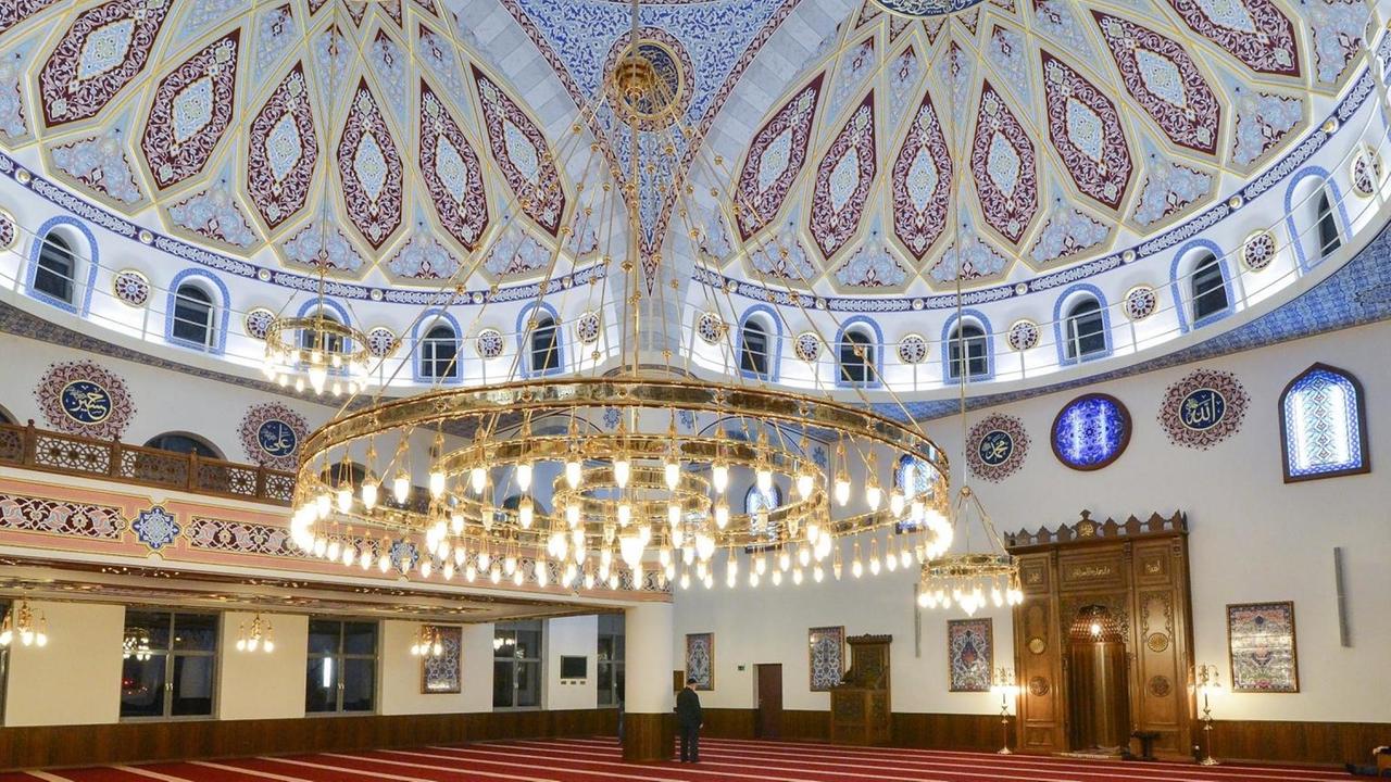 Blick in die Merkez-Moschee, Zentralmoschee von Ditib in Duisburg - zu sehen sind eine Kuppel und ein Kronleuchter. Blick in die Merkez-Moschee, Zentralmoschee von Ditib in Duisburg - zu sehen sind eine Kuppel und ein Kronleuchter.