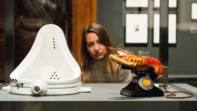 Links das Werk "Fountain", rechts ein Werk namens "Hummer-Telefon" von Salvador Dalí