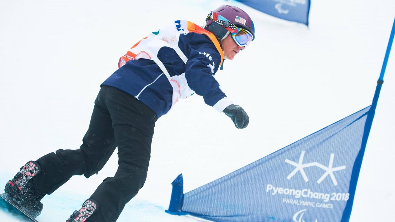 Die US-amerikanische Snowboarderin Brittani Coury am 16. März 2018 in ihrem Wettbewerb bei den Paralympischen Winterspielen 2018 in Pyeongchang.