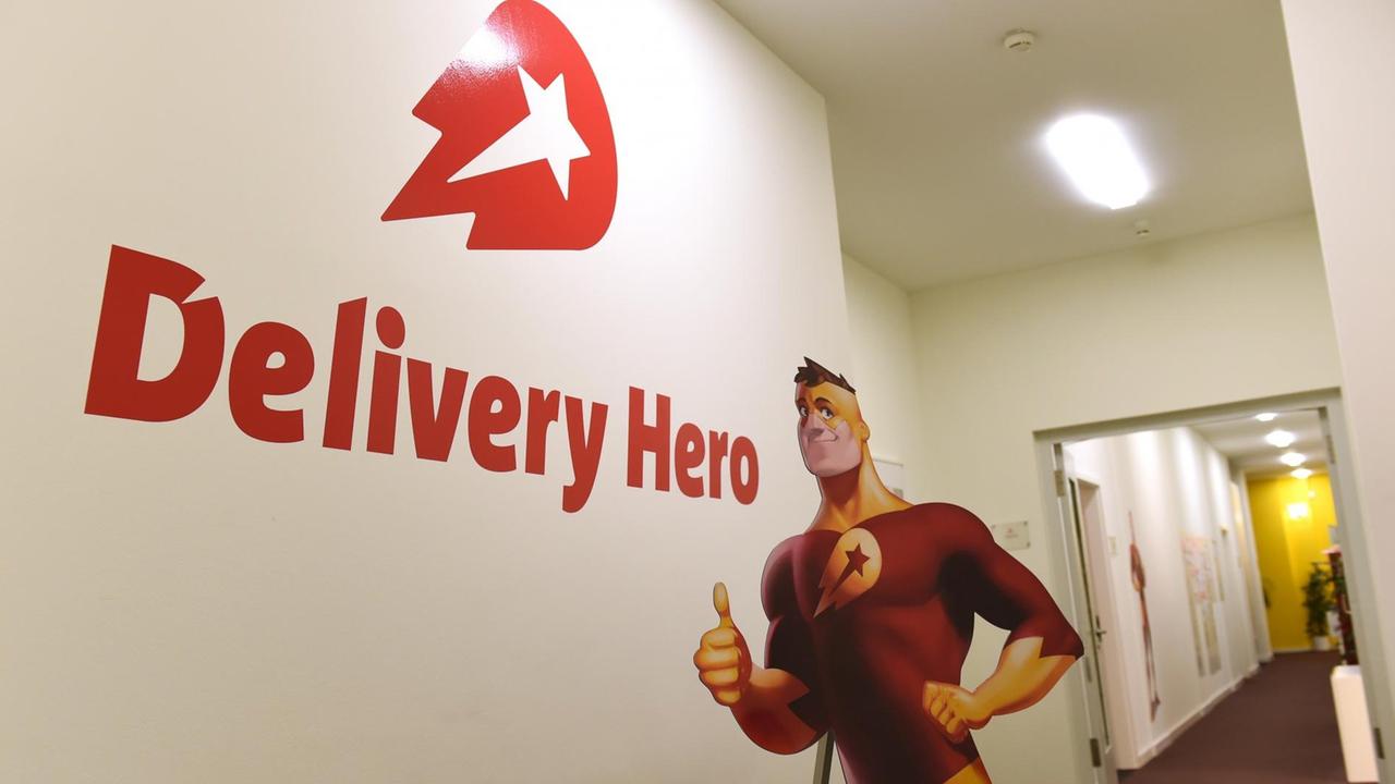 Das Logo von "Delivery Hero" und die Werbefigur von "Lieferheld" in der Firmenzentrale der Bestell-Plattformen in Berlin Das Logo von "Delivery Hero" und die Werbefigur von "Lieferheld" in der Firmenzentrale der Bestell-Plattformen in Berlin