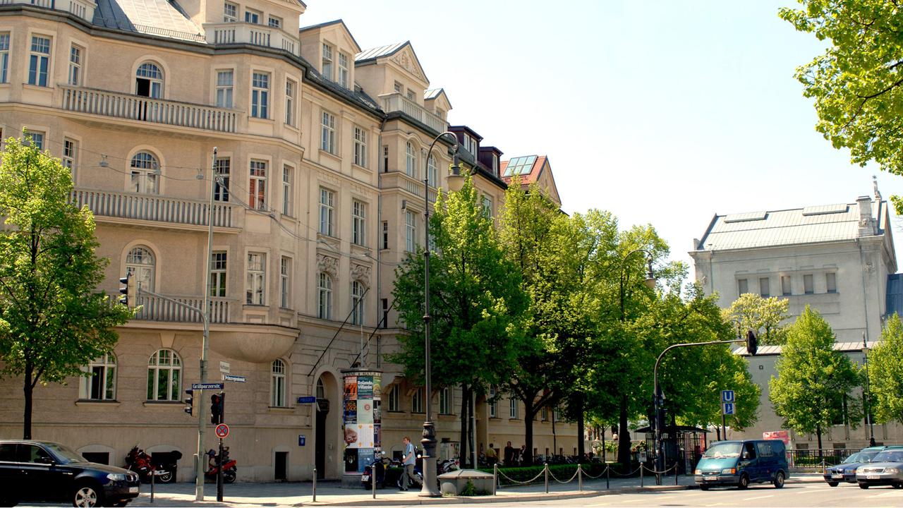 Im dritten Stock des Hauses "Prinzregentenplatz 16" im Stadtteil Bogenhausen war die Privatwohnung von Adolf Hitler in München. Hier lebte er mit seiner Nichte Geli Rauhbal. Rechts das Prinzregententheater. Im dritten Stock des Hauses "Prinzregentenplatz 16" im Stadtteil Bogenhausen war die Privatwohnung von Adolf Hitler in München. Hier lebte er mit seiner Nichte Geli Rauhbal. Rechts das Prinzregententheater.