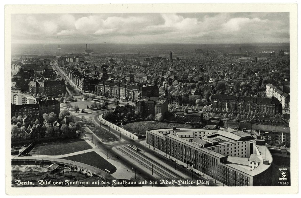 Fotopostkarte von Berlin-Charlottenburg um 1935 :Blick vom Funkturm auf das Haus des Rundfunks an der Masurenallee, und den Adolf-Hitler-Platz"- heute Theodor-Heuss-Platz 