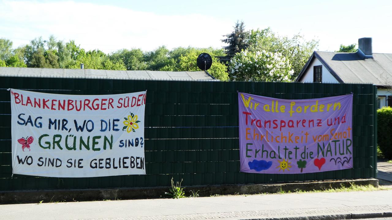 Bunte Plakate gegen drohende Wohnbebauung in der Erholungsanalage Blankenburg in Berlin. Bunte Plakate gegen drohende Wohnbebauung in der Erholungsanalage Blankenburg in Berlin.